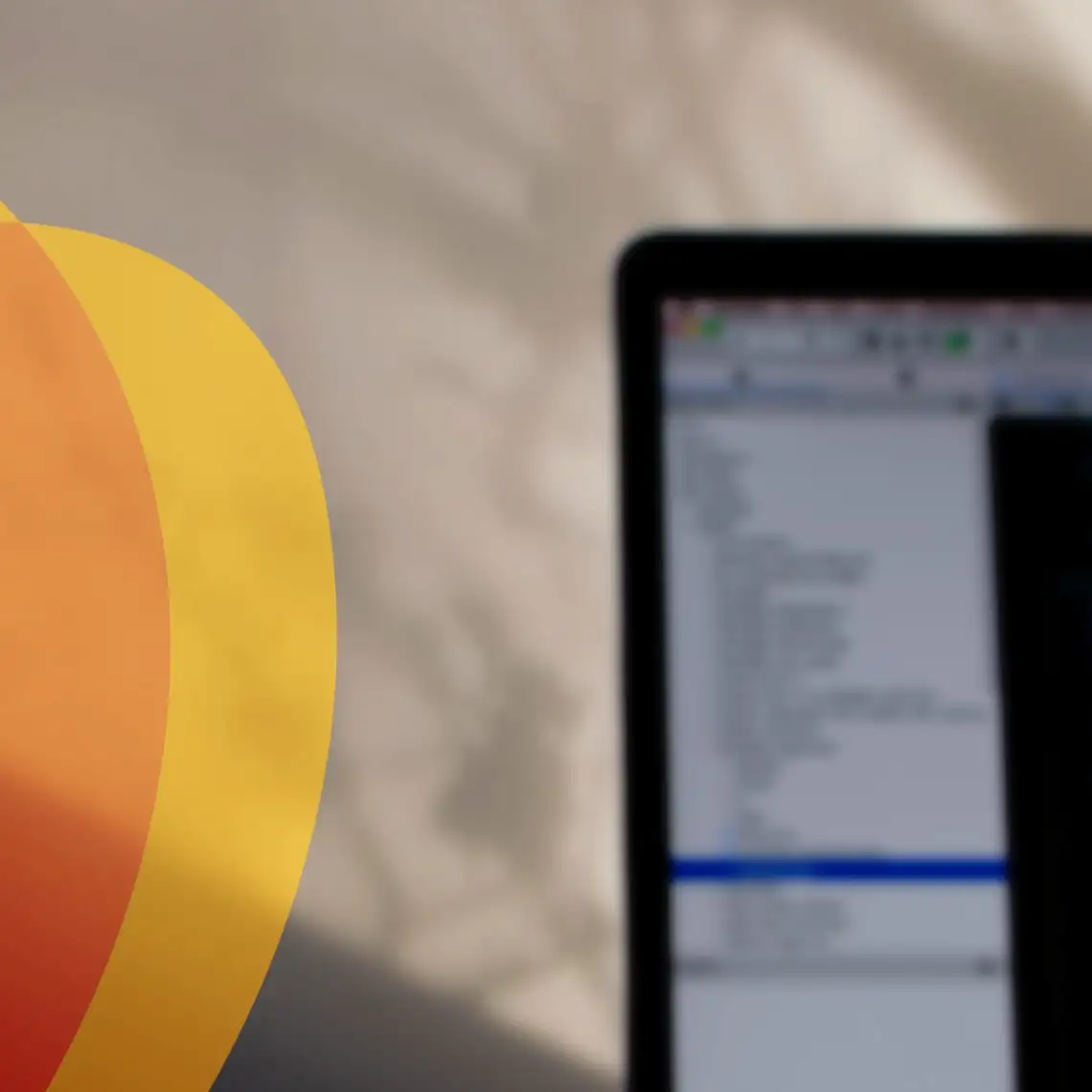 Notebook aberto com um editor de código na tela, sobre um lençol claro.